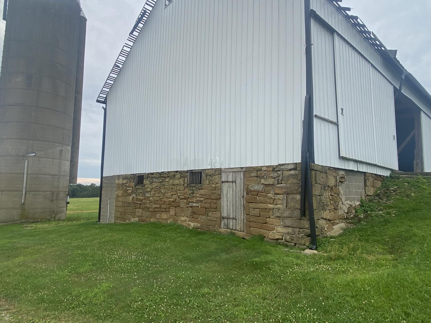 https://www.ohiovalleybarnsalvage.com/images/Mast Barn Frame Ohio Valley Salvage - Your Source For Repurposed Wall Cladding