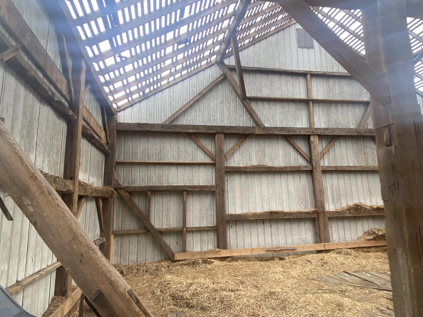 https://www.ohiovalleybarnsalvage.com/images/Mast Barn Frame Ohio Valley Salvage - Your Source For Hand-Hewn Two-Sided Sleepers